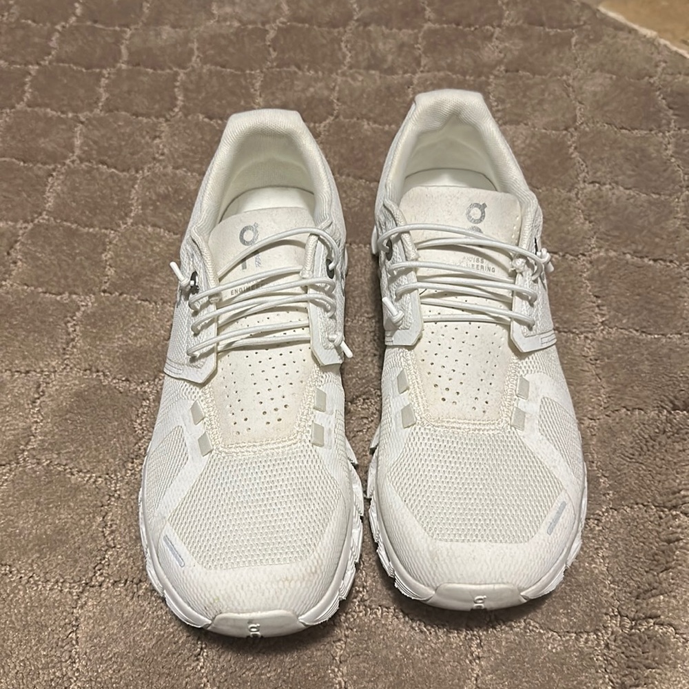 White women’s on cloud tennis shoes